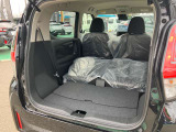 セカンドシートを折りたたむと長い荷物も収納できます。
