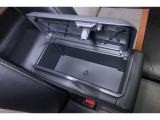 運転席からも助手席からも手が届きやすく、小物などを置いておくのにとても便利♪