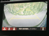 駐車時や後退時に、後方の状況を映像で確認できます。安全運転をサポートし、万が一の事故を防ぎます。駐車が格段に楽になります。