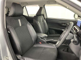 シックな色使いの運転席周りですね。すっきりとしたデザインで上品な色使いです。居心地の良い運転席、長く座ってられるリラックスできるデザインがいいですね。