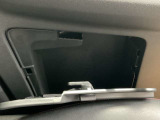 助手席ドア内張には車検証収納を配置する事でグローブボックスが広く使えます。