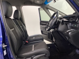 女性でも運転がしやすいように、シートの高さ調整機能(シートリフター)がついています。広い足元にゆったり座れるシートには肘掛も装備しており長距離の運転でも疲れにくいシートです。