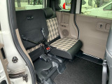 N-BOXの後部座席は跳ね上げることが可能です。高さがあって荷室には積み込みにくい物があったときは是非2列目を活用してください!