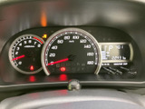 視認性の高いメーターデザインで、車の状況をひと目で確認できます。運転に必要な情報を的確に把握しましょう。