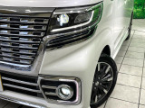 【LEDヘッドライト】悪天候や夜間走行時も良好な視界を確保し安心して運転できる高輝度LEDヘッドライトを装備!点灯速度が早く、消費電力も抑えられています。