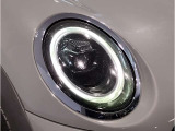 モデルが変わっても一目でMINIと分かるアイコンはそのままに、その時代に合わせた最新の技術、安全装備を搭載させております。