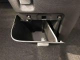 収納ボックスがついており便利に使用出来ます。