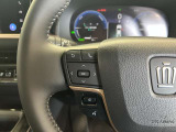 運転中、オーディオの操作をしてて、ハッとしたことはありませんか?ステアリングスイッチは、運転中でもハンドルでオーディオの操作が可能です。安全なドライブをサポートします。