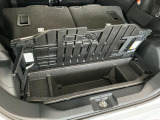 【ラゲージアンダーボックス】転がりやすい小さなお荷物などはこちらのボックスがお役立ち。スペースを有効活用しスッキリした車内空間に!
