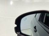 ブラインドスポットインフォメーションは走行中、斜め後ろに車両を感知すると、ドアミラーやピラーの上にマークを点灯してお知らせします。