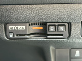 有料道路をキャッシュレスで通行できるETC車載器付きです。運転席足元に設置されています。ETCセットアップ費用は含まれておりません。別途必要となります。