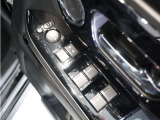 【電動格納ドアミラー・全席パワーウインドウ・パワードアロック】車内からのミラーの調整と格納、ドアガラスの上げ下げが可能(運転席挟み込み防止機構付)