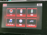 鮮明な画面で、ナビの地図情報やオーディオの再生画面を確認できます。情報が見やすく、運転中の視線移動も最小限に抑えられます。