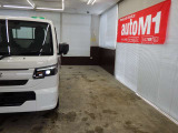 当店では専任のメカニックが大切なお客様のお車を一台一台丁寧に整備いたします。自社認証工場にてリフトアップし下回りまでキッチリ検査いたします。
