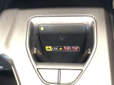 【置くだけ充電(縦置き)】スマートフォンなど対応する機器をワイヤレスで充電可能です。縦置きにすることで、使いやすさとスペース効率を高めています。