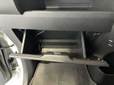 ちょっとしたところは収納ボックスにもなっています。車内はサイズも決まっているので、収納が少ないと思っているアナタ!ご安心ください。さまざまなところに収納が隠れているんです♪