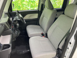 運転席からのアクセスもスムーズ。収納スペースが充実しており、快適なドライブをサポートします。細部にまでこだわった使い勝手の良さが魅力です。