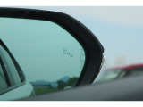 隣車線を走る車両をレーダーで検知し、ドアミラーでは確認しにくい後側方エリアに存在する車両に加え、急接近してくる車両も検知します。車両を検知するとドアミラーに搭載されたLEDインジケーターが点灯します。