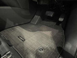 内装工程では、中古車を気持ちよくお乗りいただけるよう清掃しております。