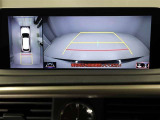 パノラミックビューモニターを装備。駐車場や交差点でクルマを真上から見るように周囲を確認できます。機能の詳細は販売店スタッフまでおたずねください。