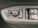 キーフリー連動で施錠時に格納します。降車の直前まで後方確認ができ、閉じ忘れも防げます。