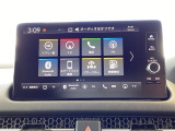 ドライブの必需品。Honda CONNECTディスプレーを搭載しています。ナビ、スマホ連携、車両情報表示、各種設定操作を一つに集約した高機能タッチパネル。直感的に使える便利なインターフェースです。