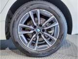 【BMWアロイホイル】軽量かつ強度に拘ったアロイホイル。走行性能ポテンシャルを引き出す設計。車の足元を引き締めてくれる大きなポイントはアロイホイルです。