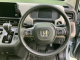 握りやすいステアリングは、運転操作をスムーズに。快適なドライビングポジションを実現し、運転の楽しさを高めます。