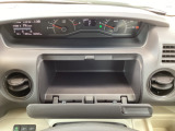 運転席アッパーボックス お財布や小物、ティッシュボックスなど収納できます。左側にはドライブレコーダー本体が装備しています。