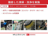 専用のエンジンクリーナーで全体に噴霧し汚れを浮かします。ボンネット裏などの汚れを中心にブラシがけを行い、洗浄しエアブローで仕上げております。
