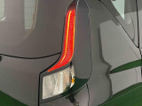 急ブレーキを後続車にお知らせするエマージェンシーストップシグナル機能付きLEDリヤコンビネーションランプ(LEDストップランプ)