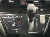 【オートエアコン】操作性と視認性に優れたタッチパネル式!凹凸が少なくサッと拭くだけでお掃除ができます♪