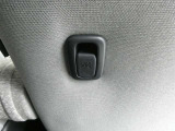 運転席のシートバックに、コンビニ袋を掛ける事が出来るフックをご用意しております☆
