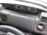 【運転席アッパーボックス】パッと取り出しやすい位置にあるボックスなので、お財布などの小物から本などの小冊子、駐車券など、よく使うものの収納に便利です。