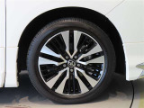 純正のアルミホイール装着車です。タイヤサイズは235/50R18です。