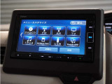 【ディスプレイオーディオ】普段スマホで聴いている音楽も車内スピーカーで聴けます。スマホをつなぐには別途、ケーブル等が必要です。