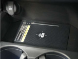 センターコンソールトレーはワイヤレス充電器(Qi(チー)規格)となっており、対応機種を置いておくだけで充電可能です。