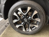 純正アルミホイールです。足元が引き立つので、車全体のイメージがアップしますよ!