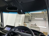ハーフシェイドフロントウィンドウ【Fガラス上端の青色透かし】を装備しています。広いフロントガラスで視界を確保しつつ眩しさを抑えます。有と無しでは大違いです