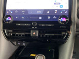 左右独立温度コントロールフルオートエアコンです。運転席、助手席それぞれで独立して温度設定ができます。
