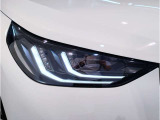 【LEDヘッドライト】先進のLEDテクノロジーを採用。放射される白色光の周波特性は太陽光に近く、バイキセノン・ヘッドライトを上回るコントラストで更に明るく輝きます!