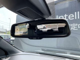 モニター付きのルームミラーです。アラウンドビューモニターの映像が左側に映ります。
