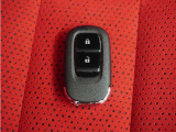 ◆スマートキー◆カギをバッグやポケットに入れたままでもドアロックの開閉ができる『スマートキー』付き!雨天や暗くなってもカギを取り出す必要がなくドアの開錠&エンジンも始動できます