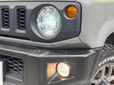 【LEDヘッドライト】悪天候や夜間走行時も良好な視界を確保し安心して運転できる高輝度LEDヘッドライトを装備!点灯速度が早く、消費電力も抑えられています。