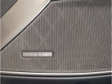ハーマンカードンは移動中の車内空間をより快適に過ごす為のスピーカーで600W・9チャンネル・サラウンド・車両専用のイコライザーが装備され、良質な音源でございます。