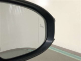 《ブラインドスポットモニター(BSM)》隣の車線を走るクルマをレーダーで探知。ドアミラーでは確認しづらい死角エリアのクルマを、ミラーについたLEDインジケーターを点滅させ、ドライバーに注意を促します。