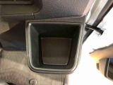 便利なドリンクホルダーが付いています。