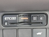 ETC2.0車載器が装備されております。路車協調システムによる運転支援サービスを受けることができる車載器です。カードを挿入して直ぐに使えるようセットアップ(有料)してお渡しします。