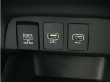 ◆USBチャージャー、12Vの電源ソケット◆使いやすい場所に装備されています。