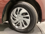 純正スチールホイールには専用ホイールトリム(カバー)を装着しております。足元を引き立てます。